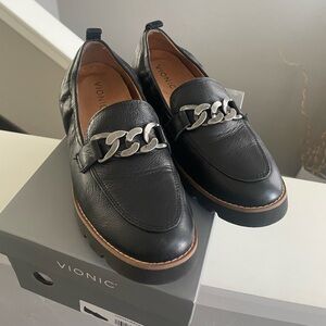 Vionic Cynthia Black Leather Loafers with Silver Chain Accent Lug Sole 8M